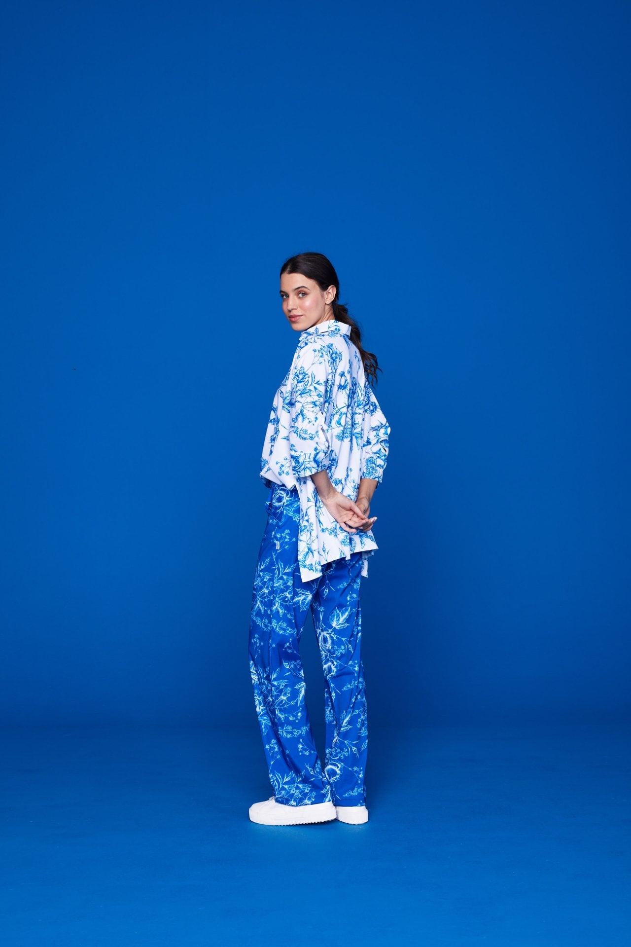 Una colección que hace honor a la atemporalidad de lo clásico en estampados textiles, con telas antifluidos, resistentes al agua y cómodos para uniformes médicos.